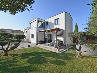 Istria, Poreč – smart home con giardino e jacuzzi