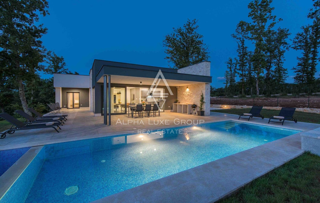 Istria, Žminj: Casa moderna su un piano con piscina