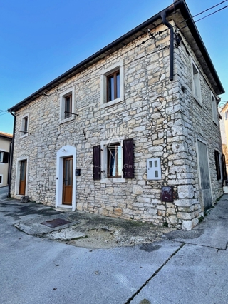 Istria, Žminj – Casa a schiera ristrutturata in posizione centrale in vendita