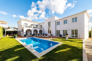 Istria, Poreč, Villa senza tempo con piscina e vista mare