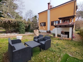 Elegante casa indipendente con due unità a Poreč