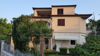 Casa con quattro appartamenti circondati da una natura bella, istria, medulina