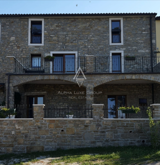 Istria, Buje, Ampia casa a schiera con vista mare