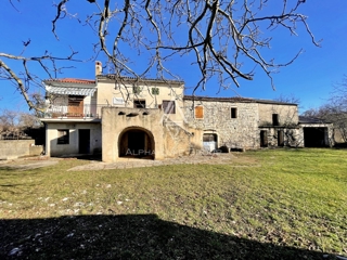 Istria, Kanfanar – Casa in pietra con fienile, cortile e opzioni di acquisto flessibili in vendita