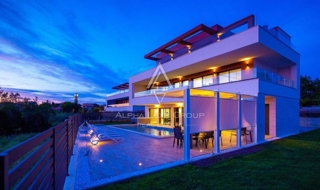 Villa di Lusso sul Mare a Medulin, Istria: Unione di Eleganza e Natura