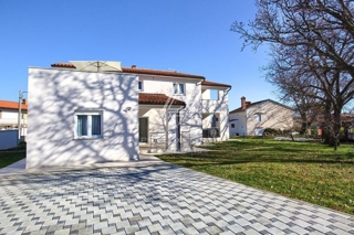 Bella casa con tre appartamenti spaziosi e un giardino, Istria, Lisignano.