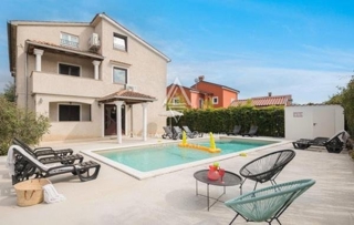 Villa moderna con piscina e vista mare a Poreč, Istria