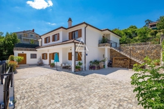 Bella casa con piscina e due appartamenti,, Opatija