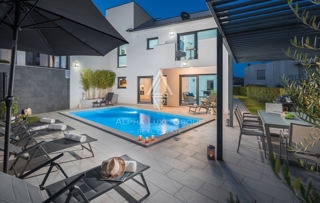 Casa vicino al mare con una bellissima vista sul mare e sulla piscina, Istria, Medulin