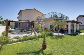 Casa con giardino da favola e piscina vicino al mare, Istria, Medullin