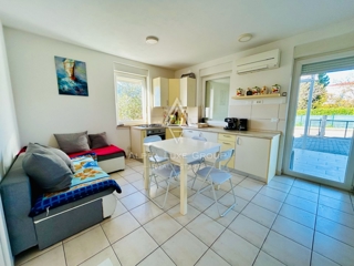 Istria, Novigrad, Appartamento al piano terra con grande giardino privato