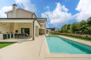 BELLISSIMA NUOVA VILLA VICINO A CENTRO PARENZO