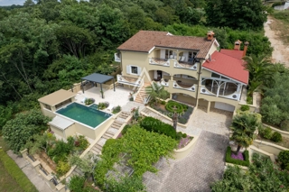 ALPHA LUXE GROUP, Spaziosa villa in vendita vicino a Parenzo, vista panoramica sul mare.