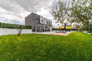 ALPHA LUXE GROUP vende, vicino a POREČ, VILLA DI LUSSO CON PISCINA, VISTA MARE.