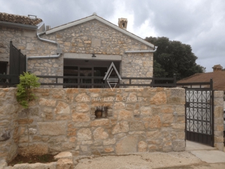Istria, Poreč – Casa in pietra ristrutturata con piscina in vendita