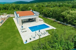 Istria, Labin – Moderna casa su un piano con piscina