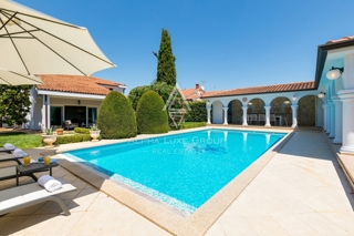 Villa con piscina, ampio giardino, Parenzo.