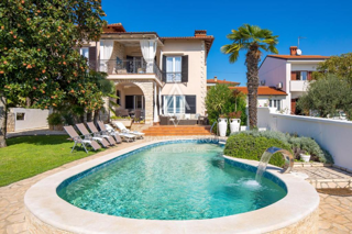 Istria, Umago – Elegante villa fronte mare con piscina
