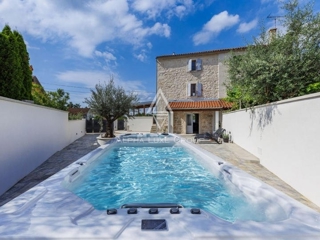 Istria, Poreč – Casa in pietra ristrutturata con Jacuzzi in vendita