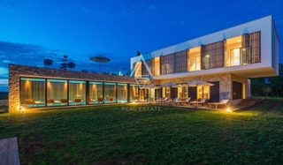 Istria, Poreč – Villa di lusso con piscina coperta e area benessere in vendita