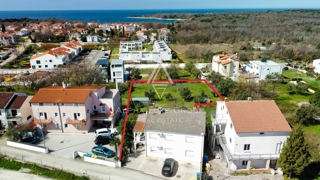 Casa e terreno edificabile con vista mare, Parenzo, 600m dal mare