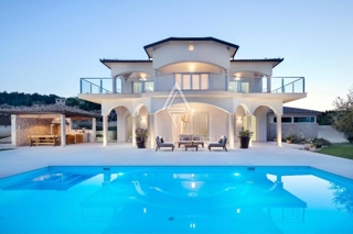ALPHA LUXE GROUP vende bella villa vista panoramica sul mare.