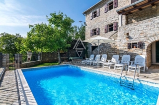 Villa in pietra con piscina, vicino a Montona.