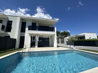 Istria, Umago, dintorni – moderna villa bifamiliare con piscina, a 1,3 km dal mare