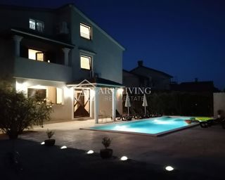 Porec-dintorni, casa spaziosa indipendente 320 m2, con piscina