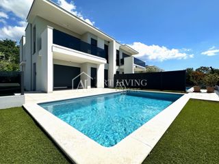 Istria, Umago, dintorni – villa bifamiliare con piscina, a 1,3 km dal mare