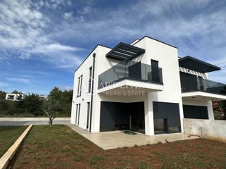 NOVIGRAD, dintorni - MODERNA CASA DOPPIA IN POSIZIONE ECCEZIONALE - A SOLI 300 m DAL MARE!