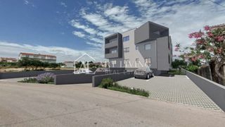 Vodice – NUOVA COSTRUZIONE, appartamento al piano terra con giardino, a 500 m dal mare