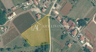 Parenzo, dintorni - ampio terreno edificabile in una posizione tranquilla e bella