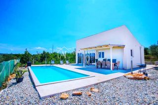 Istria-Cittanova, dintorni, Moderna casa a un piano con piscina su un terreno di 1.270 m2