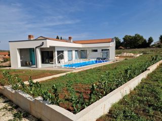 Istria, Rovigno, dintorni - bella casa con piscina in una bellissima posizione