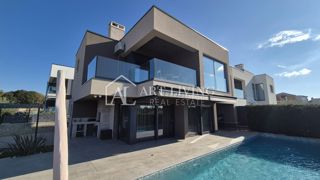 Parenzo, moderna villa di lusso con piscina a 500 m dal mare