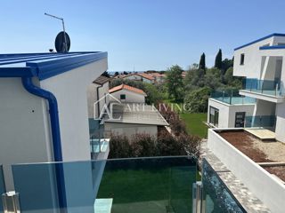 Istria, Umago, dintorni - un appartamento moderno in un nuovo edificio in una posizione TOP con vista sul mare