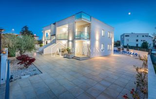 Istria, Umago – Attraente casa con appartamenti a 300 m dal mare