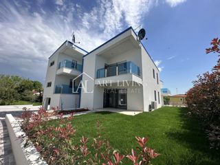 Istria, Umago, dintorni - appartamento al piano terra con ampio giardino, 300 m dal mare