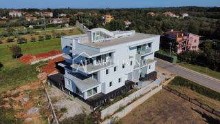 Umago, dintorni – 2 camere da letto + soggiorno, piscina in comune, a 400 m dal mare, OCCASIONE!