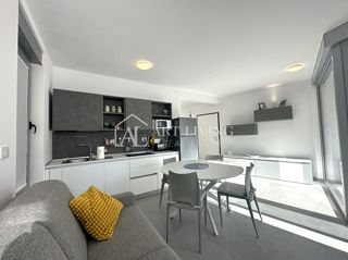 Umago, dintorni – moderno appartamento bilocale al piano terra con ampio giardino e due posti auto