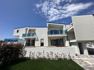 Istria, Umago, dintorni - un appartamento moderno in un nuovo edificio con vista sul mare
