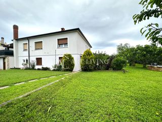 Istria, Umago, dintorni - una spaziosa casa indipendente con un ampio giardino pittoresco