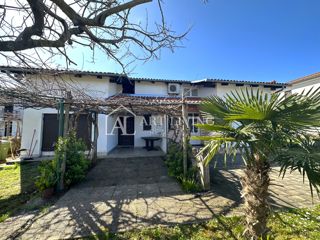 Istria, Umago, dintorni - casa bifamiliare in posizione tranquilla, a 300 m dal mare