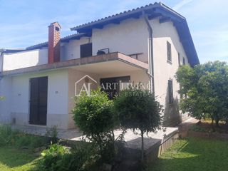 Istria, Umago, dintorni - casa bifamiliare in posizione tranquilla, a 300 m dal mare