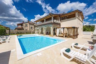 Istria, Svetvinčenat, dintorni – bellissima villa con una grande piscina