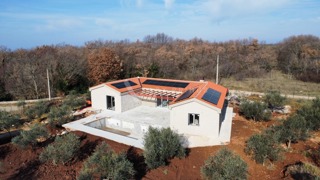 Prizemnica na velikoj parceli, Buje