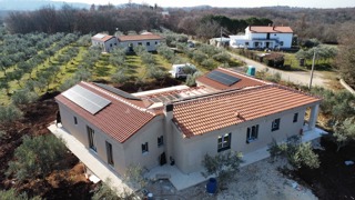 Casa al piano terra su un grande terreno, Buje