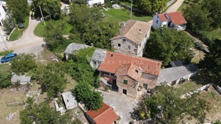 Imanje u blizini Oprtlja okruženo zelenilom