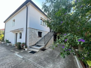 Samostojeća kuća na velikoj parceli okružena zelenilom, Finida, Umag